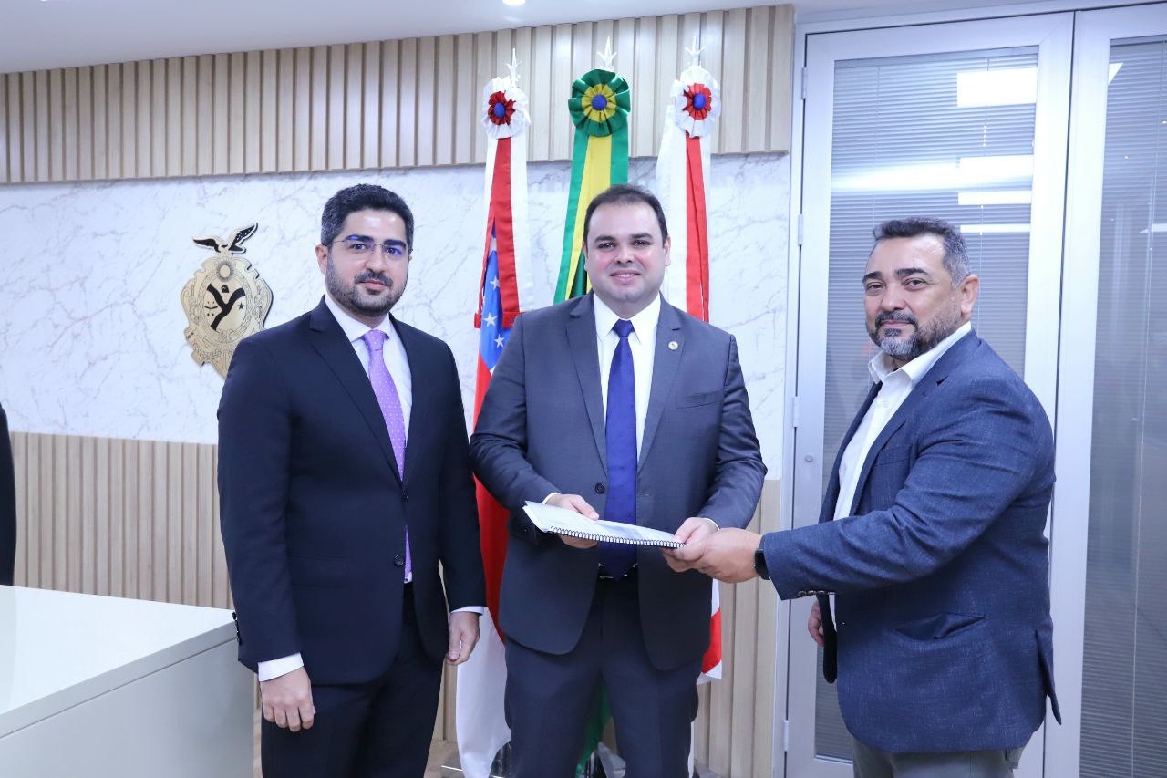 TCE-AM entrega prestações de contas a Assembleia Legislativa