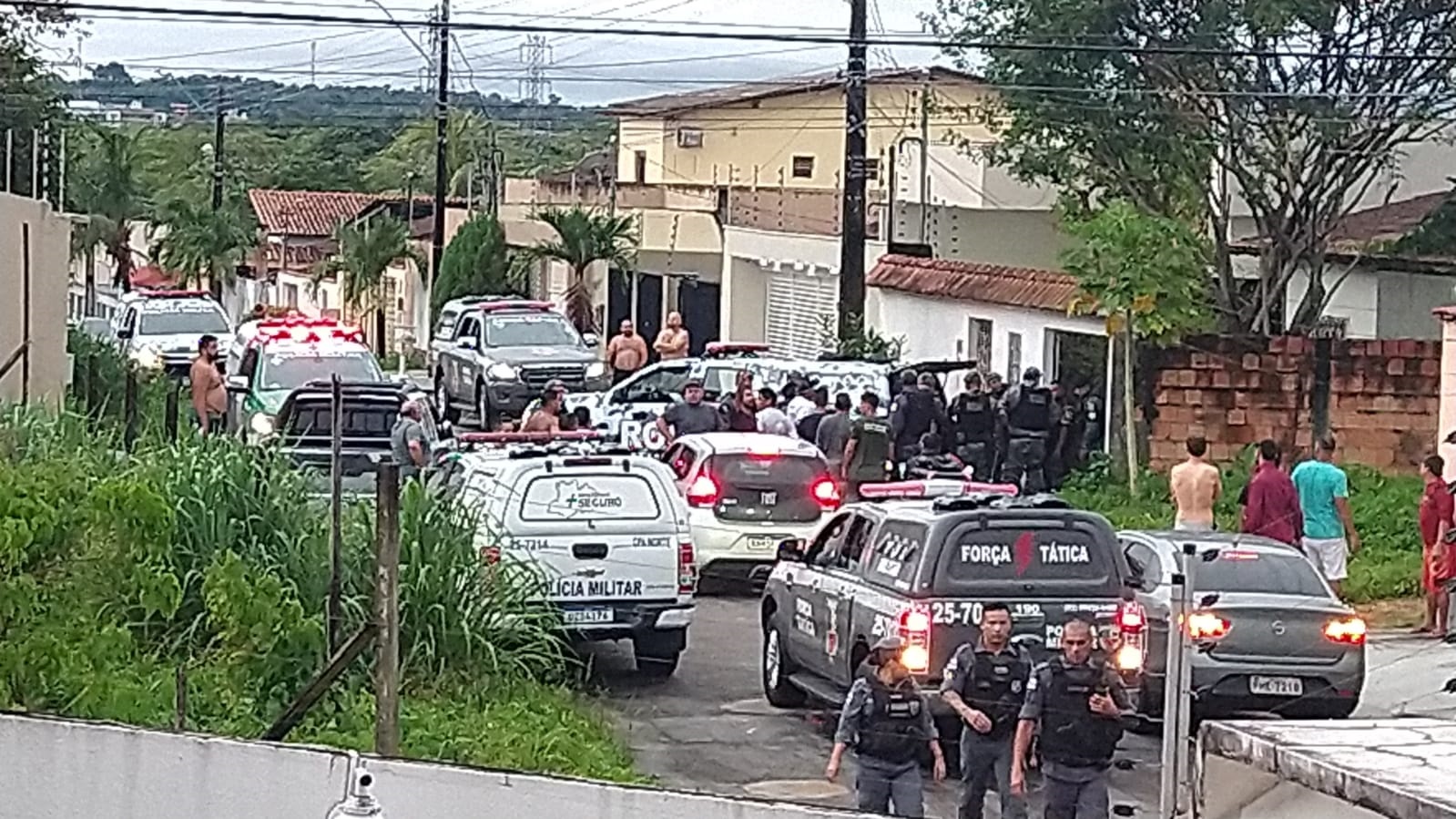 Dois homens são presos após tentativa de assalto a clínica veterinária em Manaus