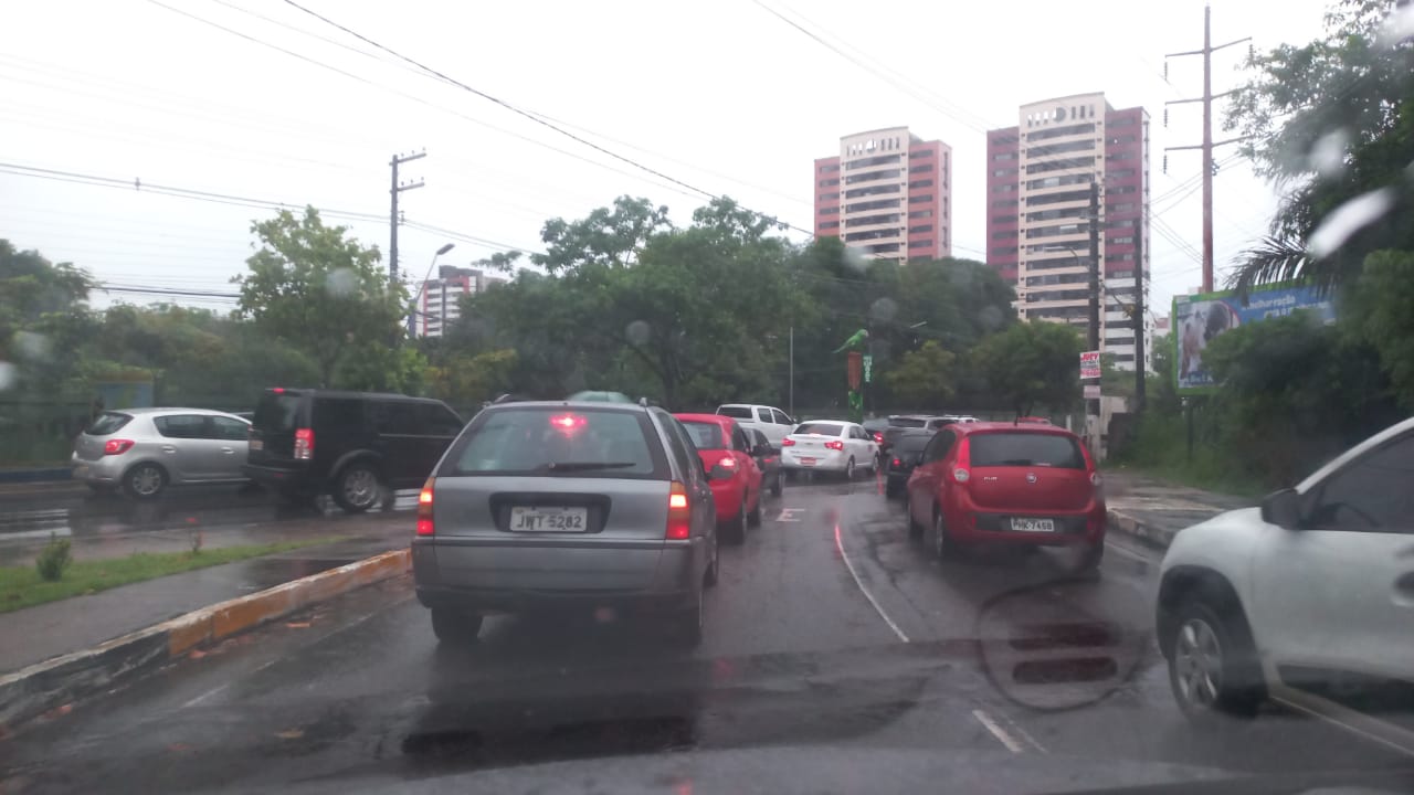 Forte chuva causa estragos e deixa trânsito congestionado em Manaus