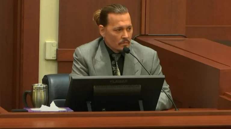 Vídeo de Johnny Depp desenhando durante julgamento se torna viral