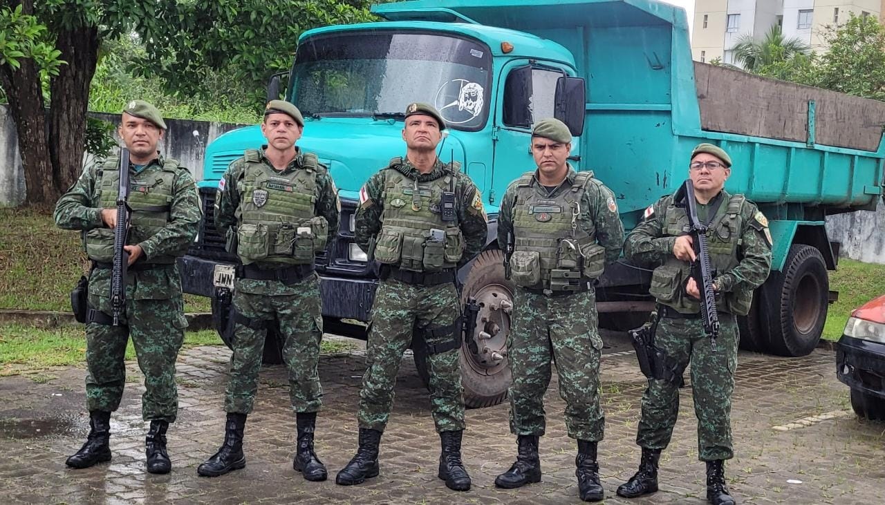 Policiais militares apreendem dois caminhões com madeira ilegal