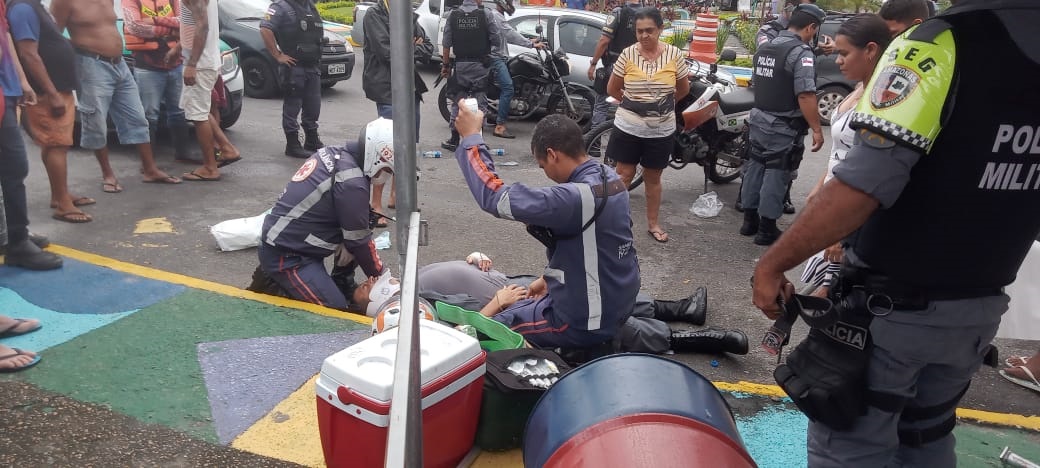 Vídeo: carro invade cabana de segurança e atropela sargento em Manaus