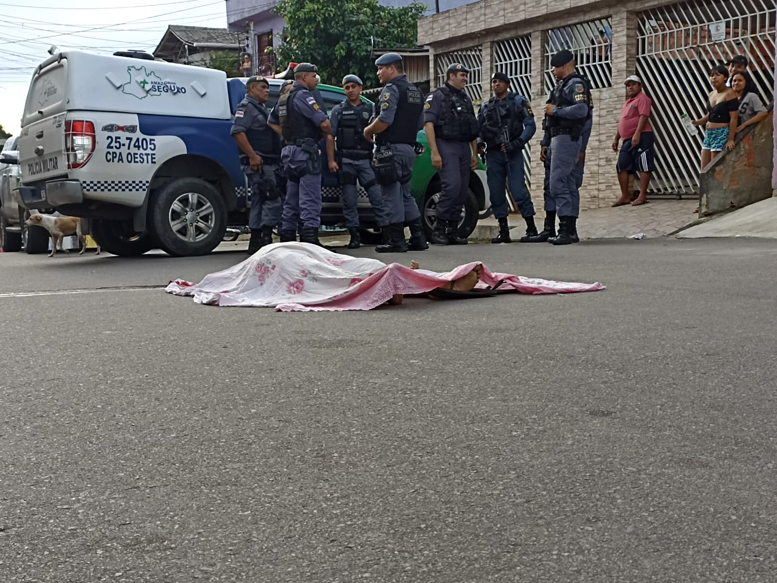 Vídeo: homem é executado e tem corpo jogado de carro em rua da Compensa
