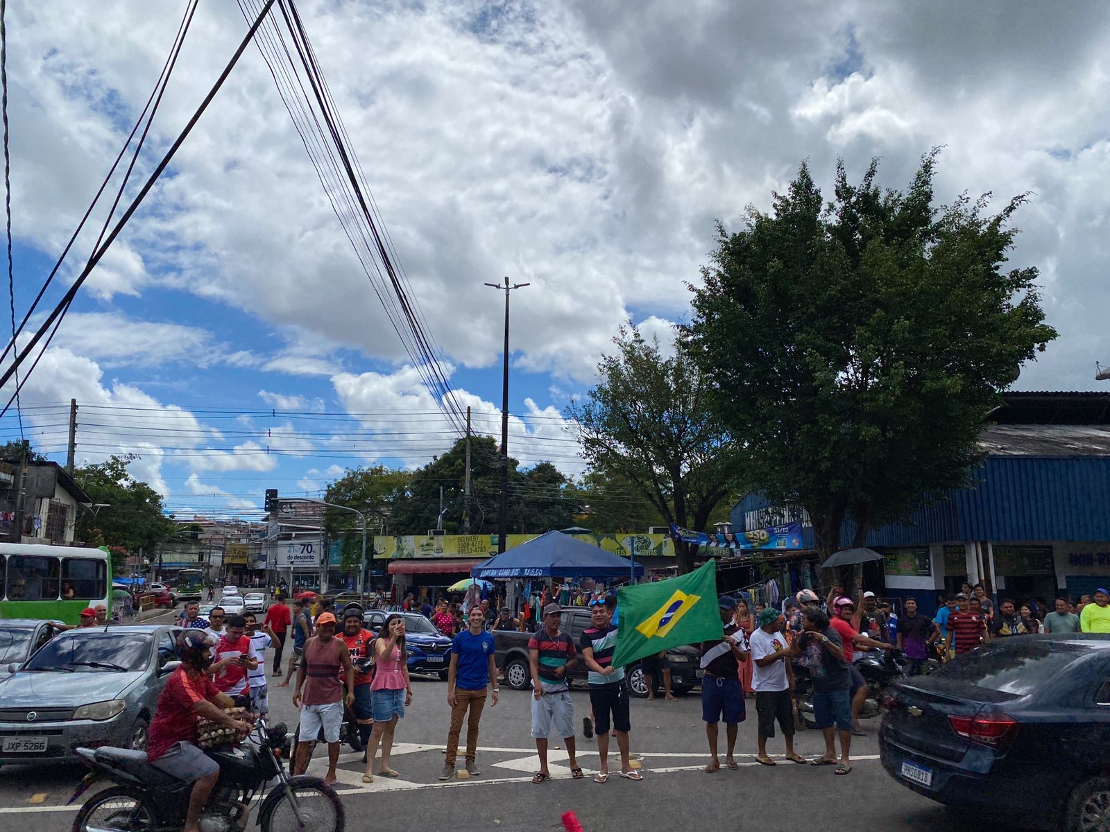 Vídeo: manifestante bolsonarista mostra bunda para militantes do PCdoB  durante protesto - Portal Em Tempo