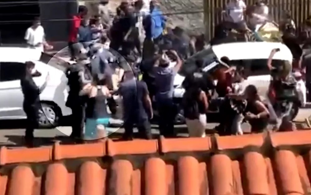Vídeo: Guarda civil dá soco em rosto de professora durante protesto