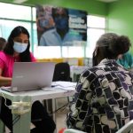 Entrega de cartões do Auxilio Estadual do Amazonas