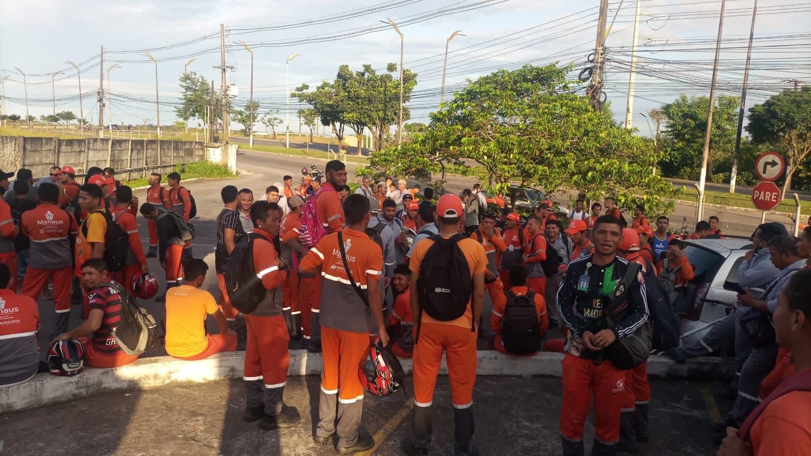 Após morte de colega, garis fazem manifestação e pedem mais segurança em Manaus