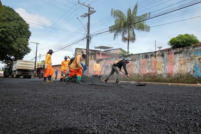 Obras de infraestrutura são realizadas em Manaus durante o feriado