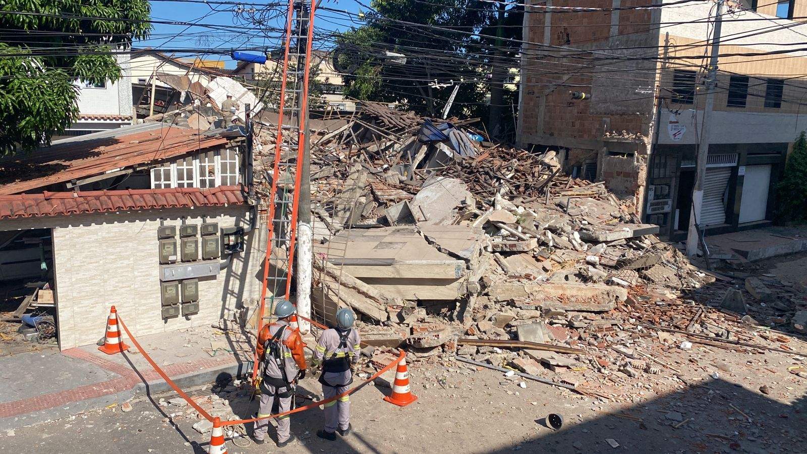 Prédio desaba após explosão em Vila Velha; 5 pessoas podem estar soterradas