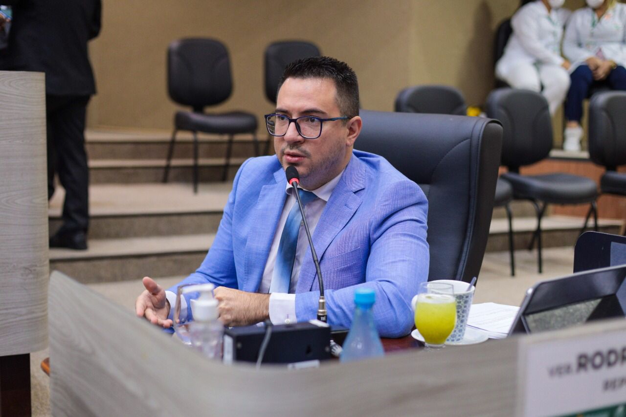 PL de Rodrigo Guedes converte milhas de viagens do poder público em passagens aéreas para atletas de Manaus