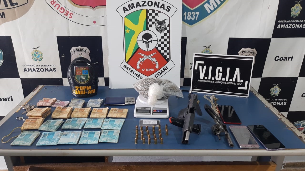 Drogas, armas e R$ 14 mil são apreendidos com trio em Coari
