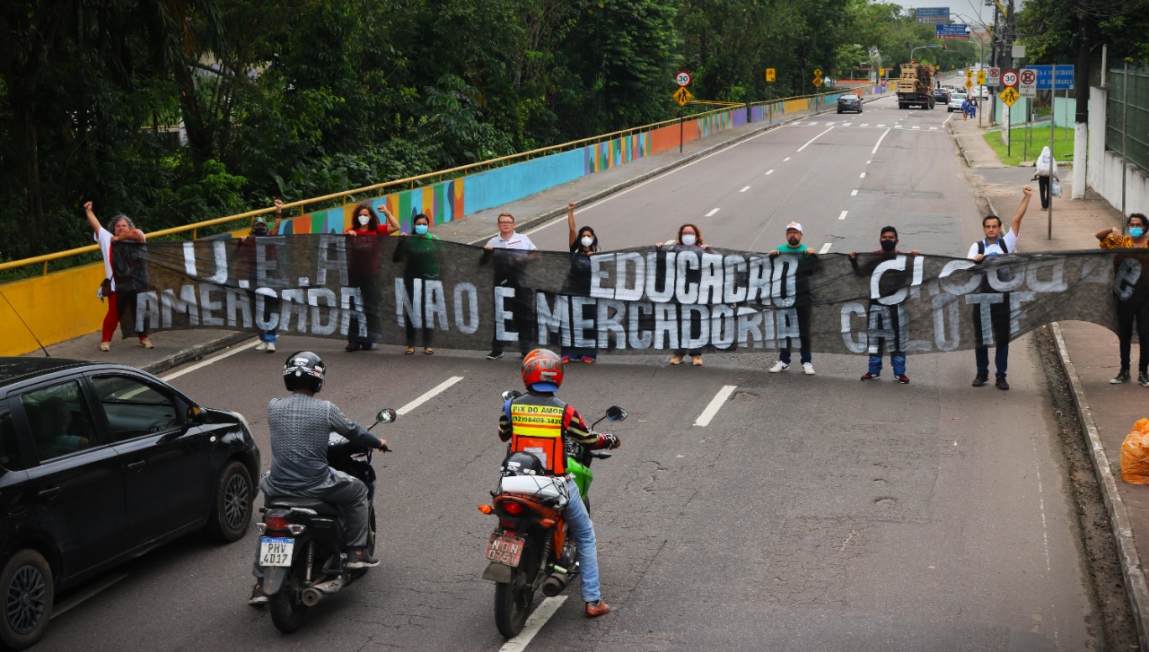 Docentes e alunos da UEA realizam ato pela Zona Franca em frente à sede do governo