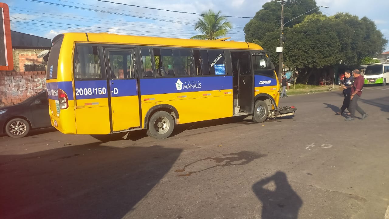 Motorista de “Amarelinho” segue foragido após atropelar motociclista em Manaus