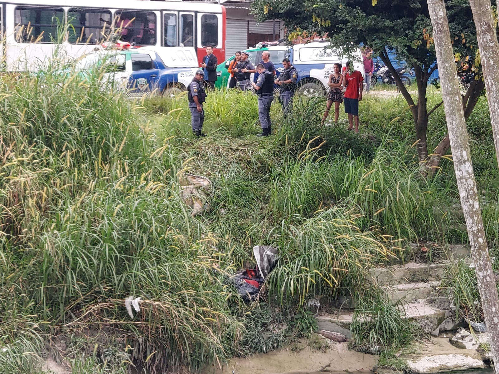 Jovem desaparecido é achado morto enrolado em lona dentro de igarapé em Manaus