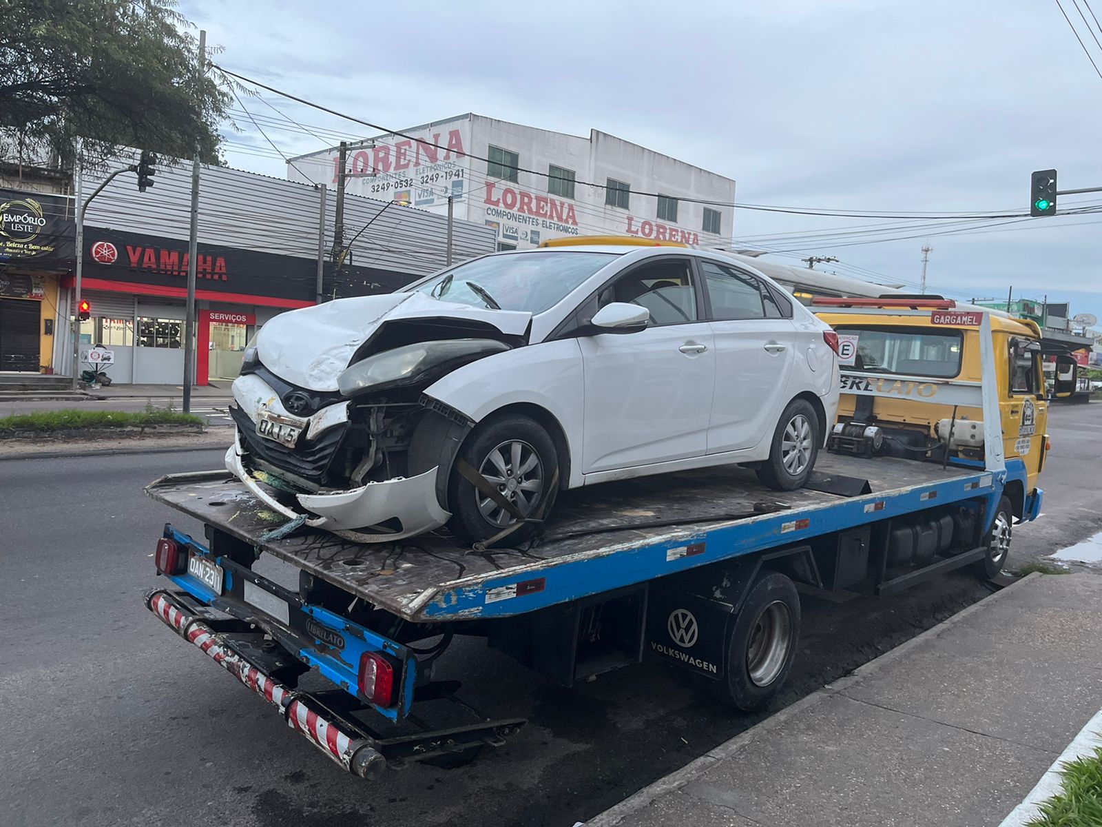 Assaltantes causam grave acidente de trânsito durante fuga na Zona Leste de Manaus