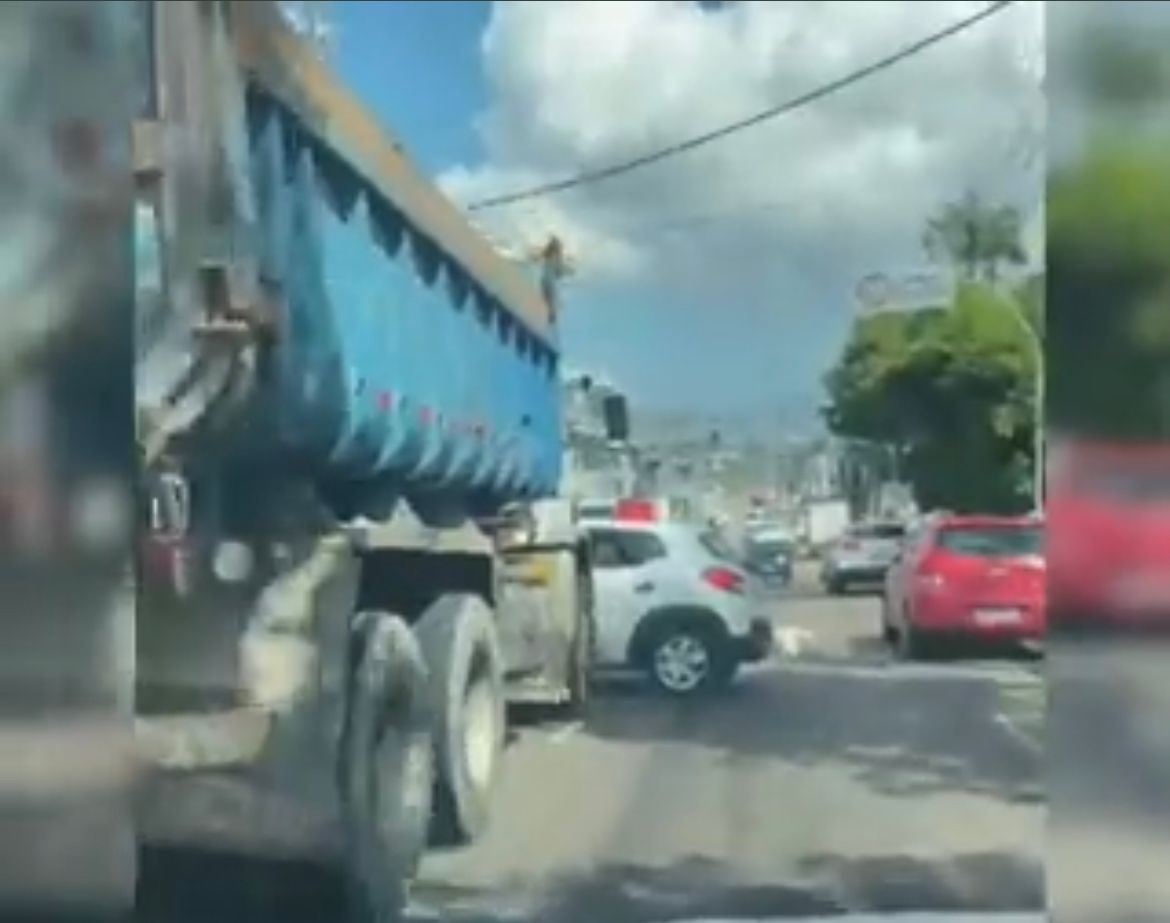 Caminhão arrasta carro por avenida de Manaus; veja VÍDEO