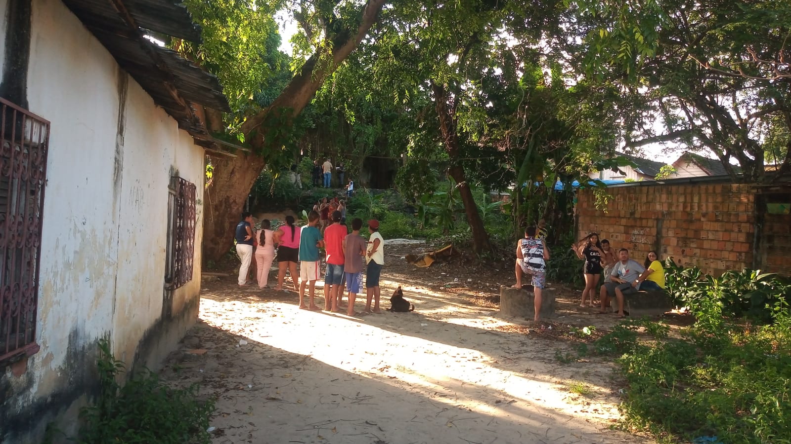 Corpo é encontrado com 15 tiros em terreno abandonado no Coroado, bairro de Manaus