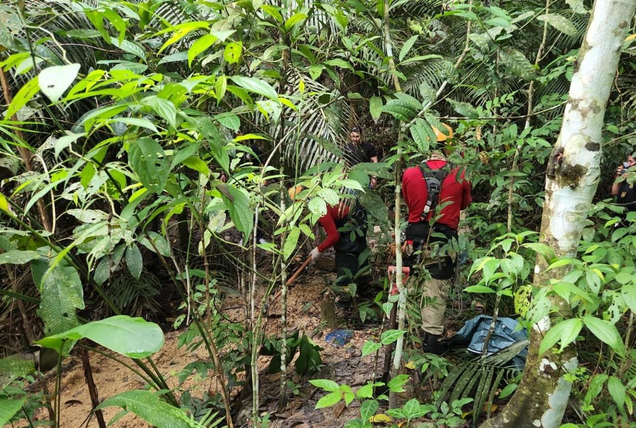 Corpo é encontrado enterrado em área de mata em Manaus