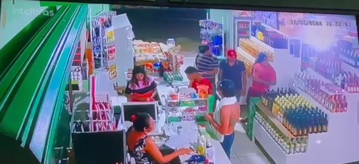 Vídeo: jovem é morto a tiros em frente da mãe no AM