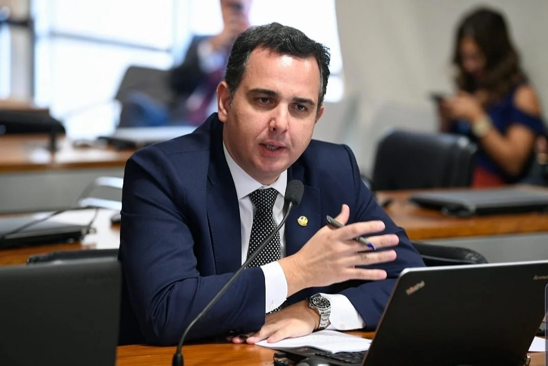 Presidente do Senado defende o STF e o sistema eleitoral no Twitter