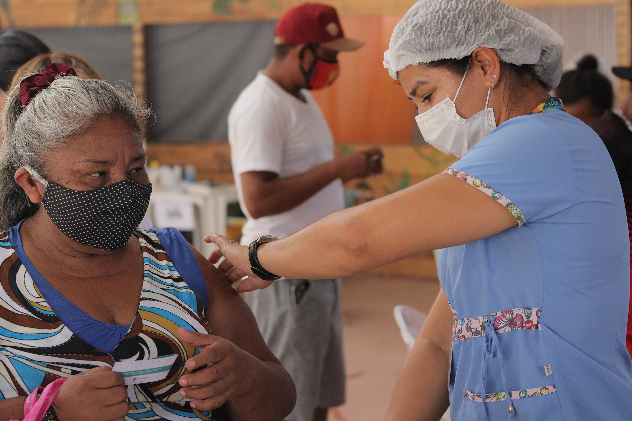 Quarta dose da vacina começa a ser aplicada em pessoas a partir dos 50 anos em Manaus