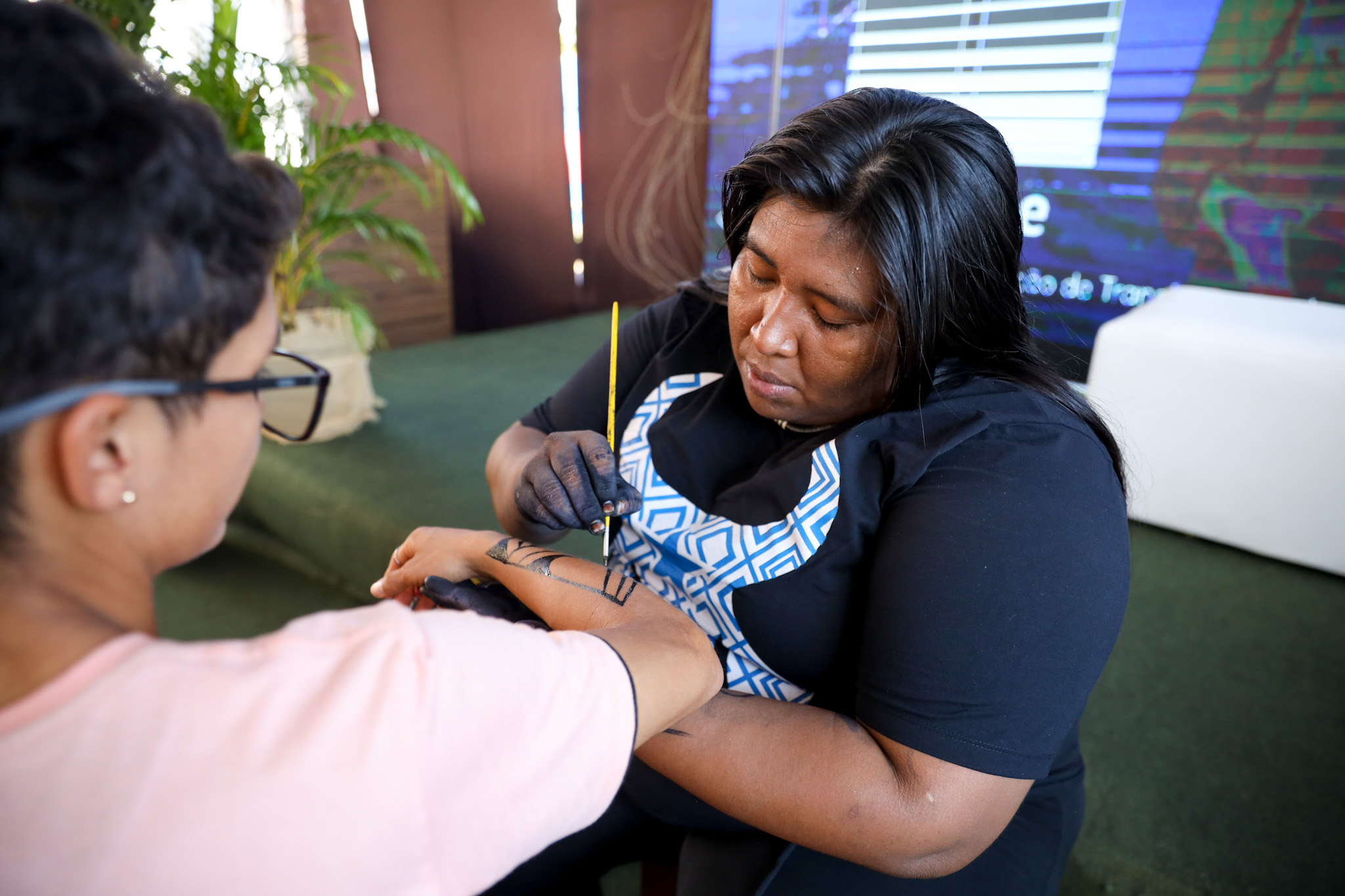 Artistas indígenas movimentam Turistódromo com grafismo corporal
