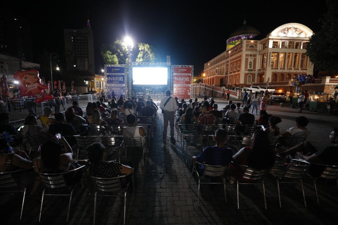 Manauaras se emocionam com 1ª noite do Festival de Parintins em transmissão no Largo