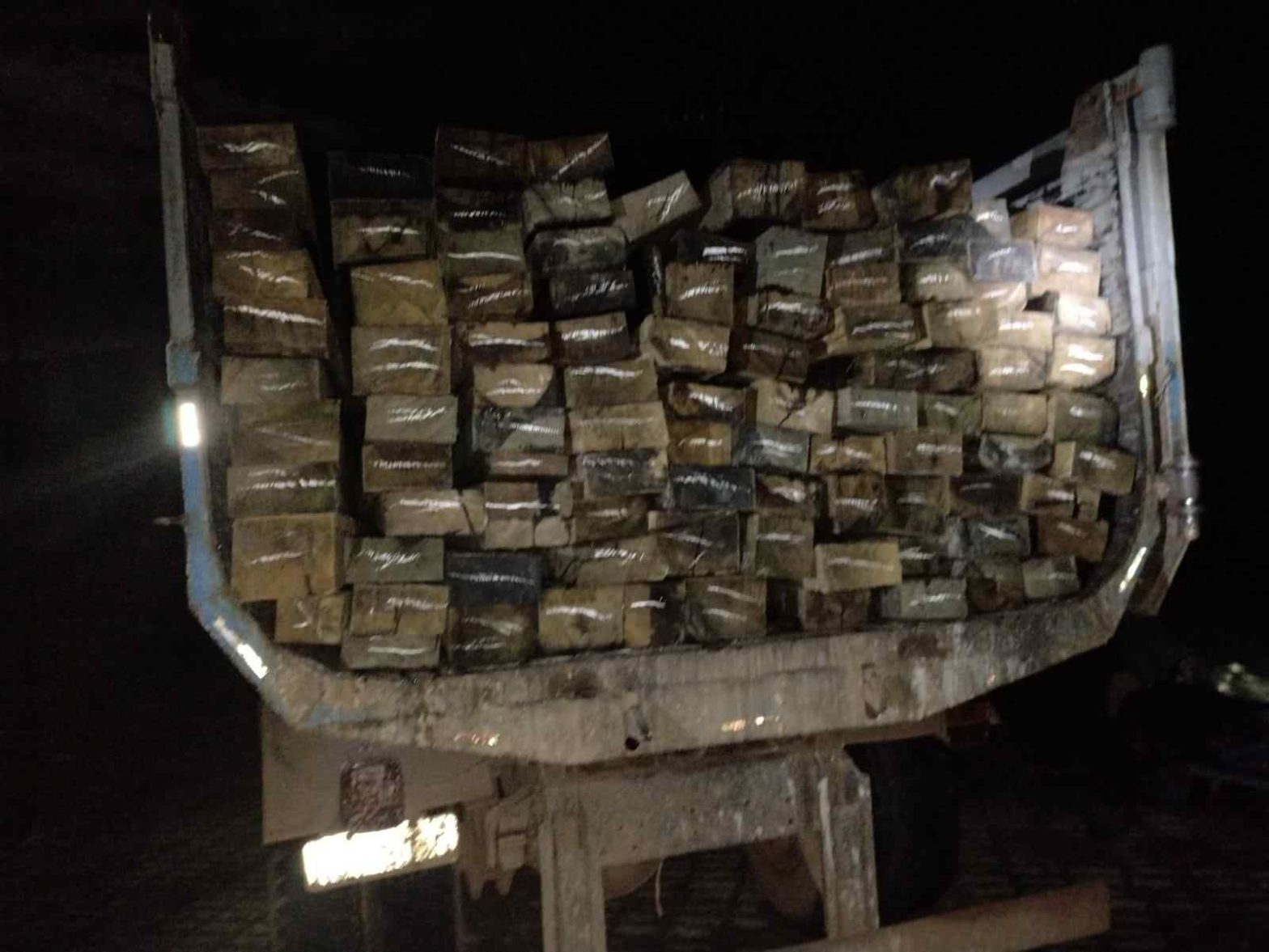 PMAM apreende carga de madeira ilegal na rodovia Manoel Urbano