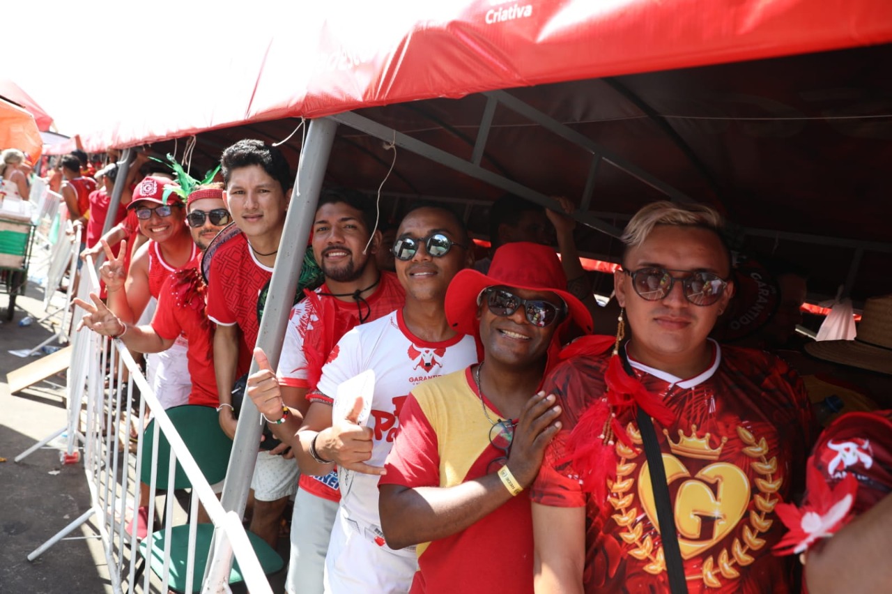 Galeras levam animação da fila até as arquibancadas do Bumbódromo
