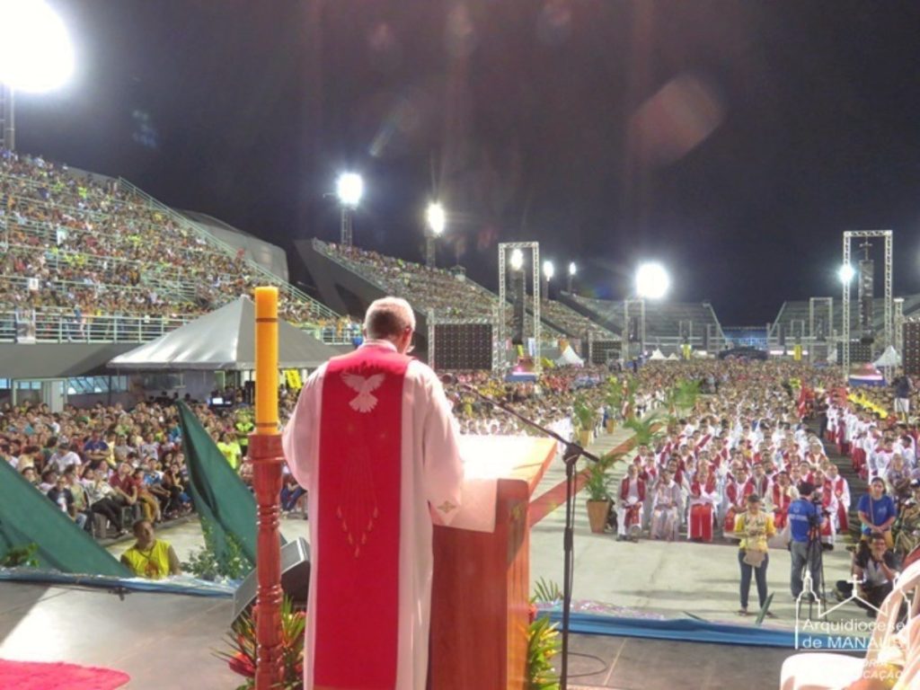 Agentes do IMMU organizam o trânsito nas proximidades do Sambódromo durante o evento Pentecostes 2025 em Manaus.