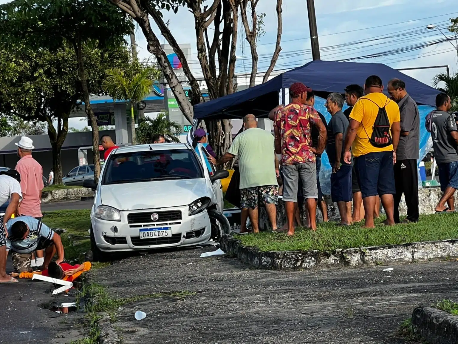 Mulher atropela duas pessoas e banca de café em Manaus