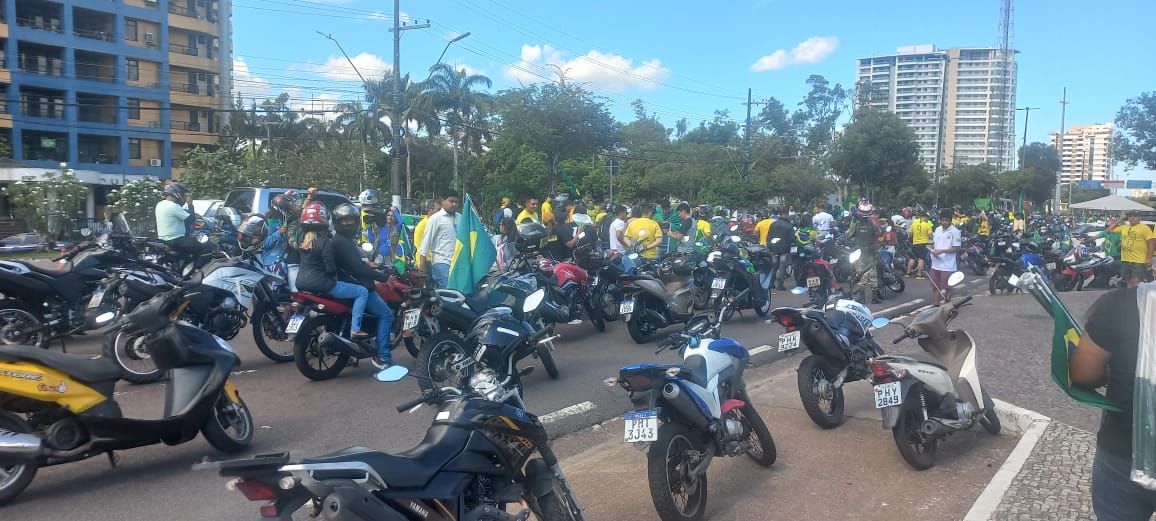 Vídeo: Apoiadores de Jair Bolsonaro participam de motociata em Manaus