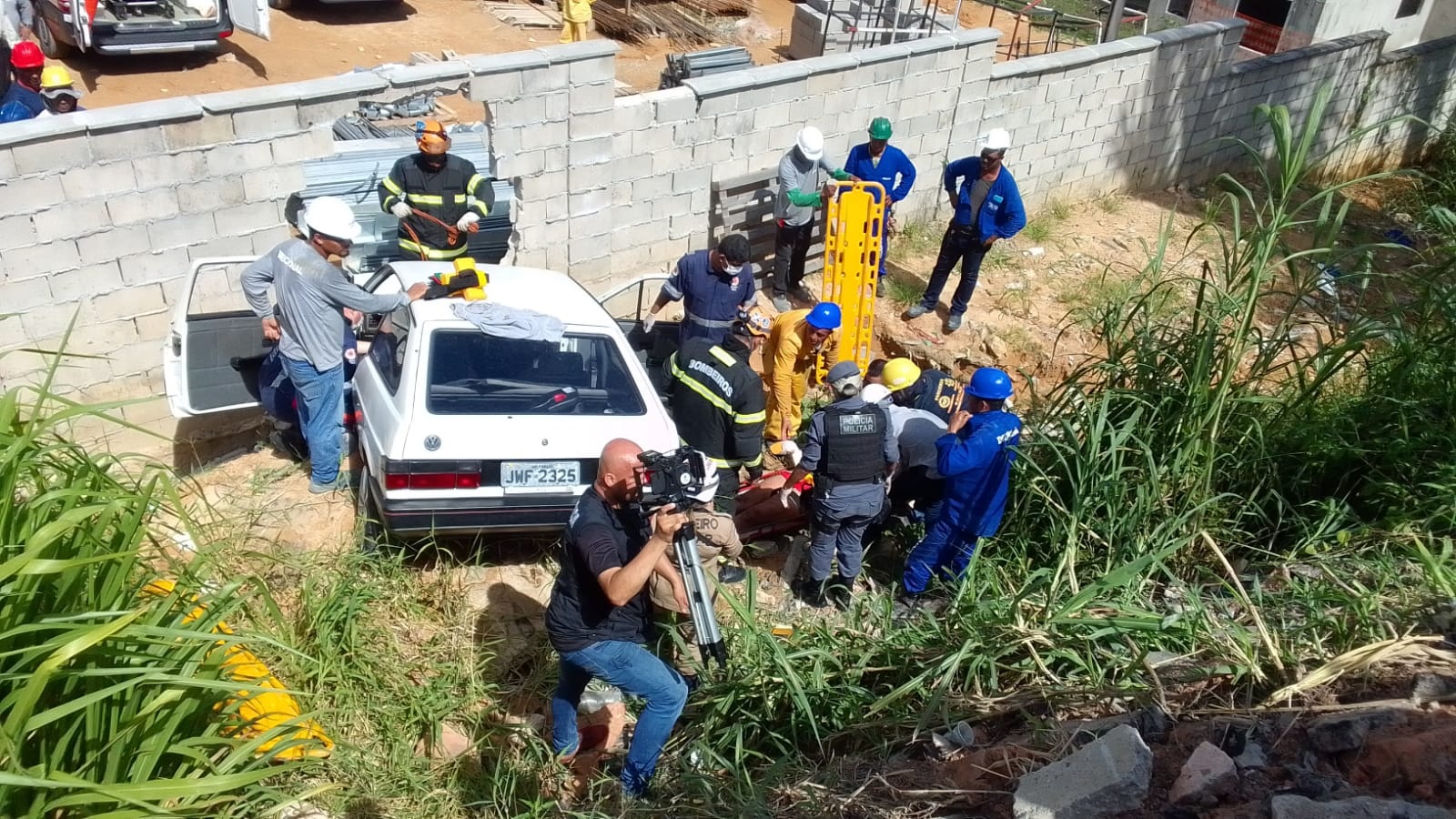 Carro despenca de barranco e casal fica ferido em Manaus