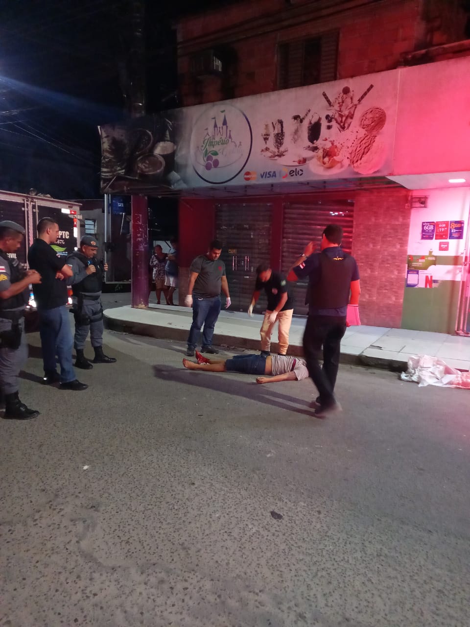 Homem é executado com tiros na cabeça e namorada implora pela vida em Manaus