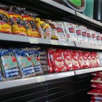 Sacos de arroz à venda em mercado.