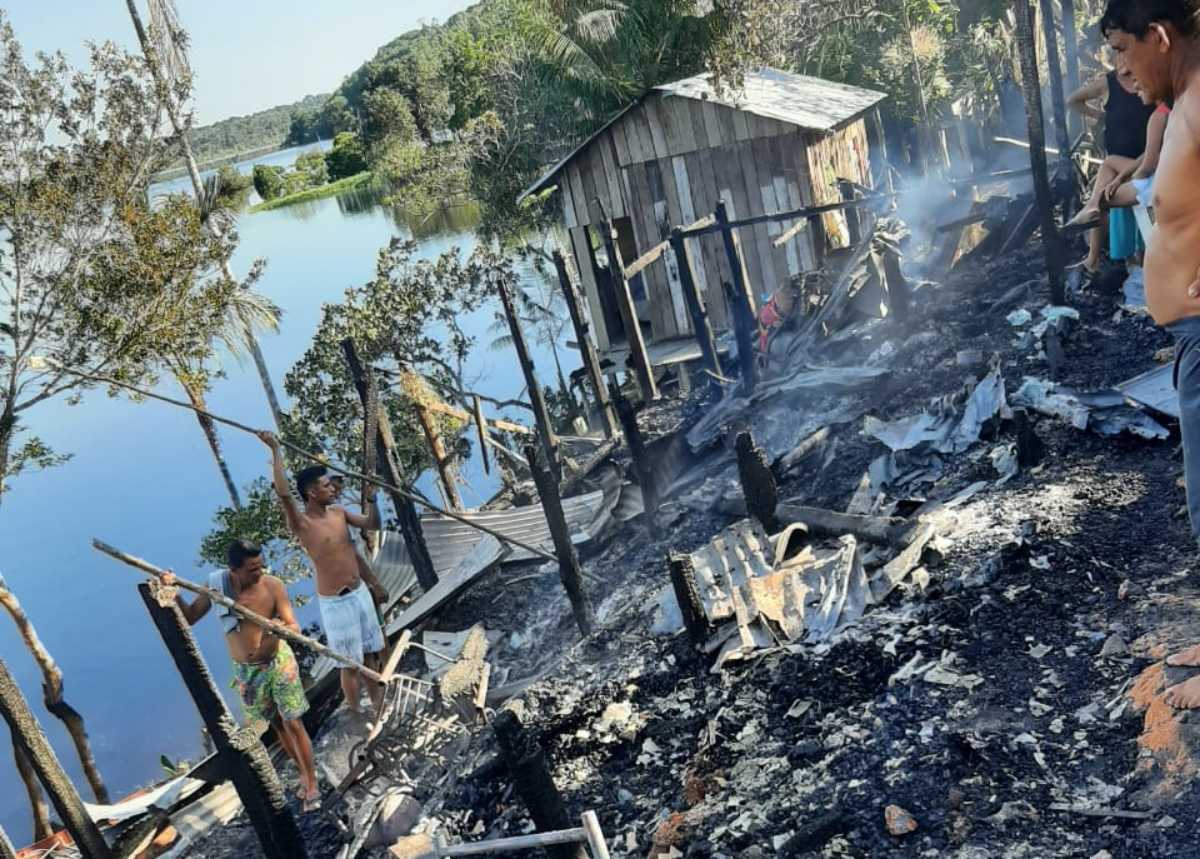 Casal de idosos pede doações após casa ser destruída por incêndio em Manacapuru