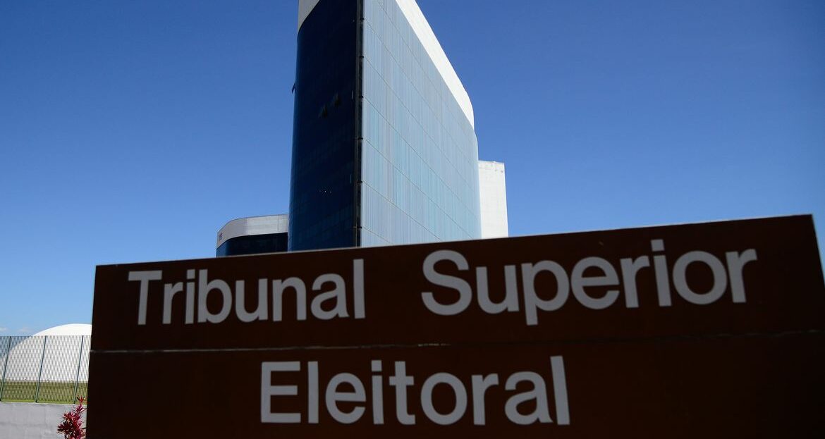 TSE rebate falas de Bolsonaro a embaixadores sobre o sistema eleitoral