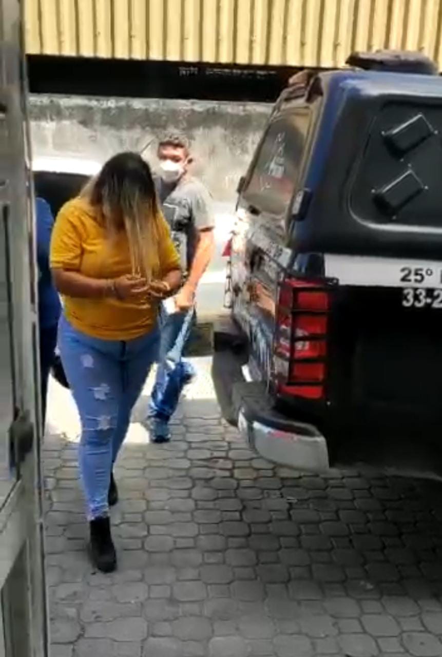 Mulher é presa por furtar R$ 74 mil de empresa de papelaria em Manaus