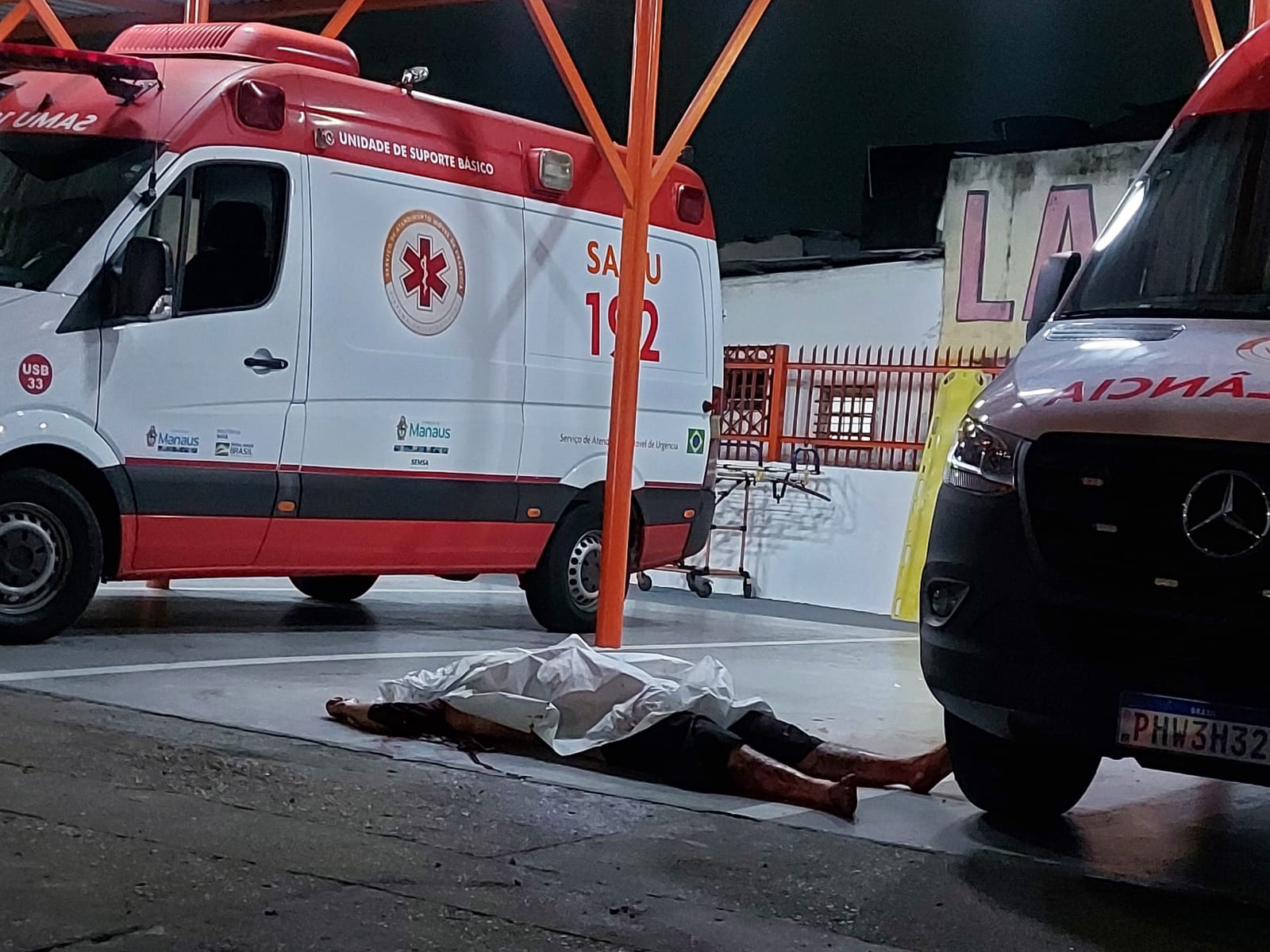 Homem é assassinado a tiros e tem corpo jogado em base do Samu na Compensa