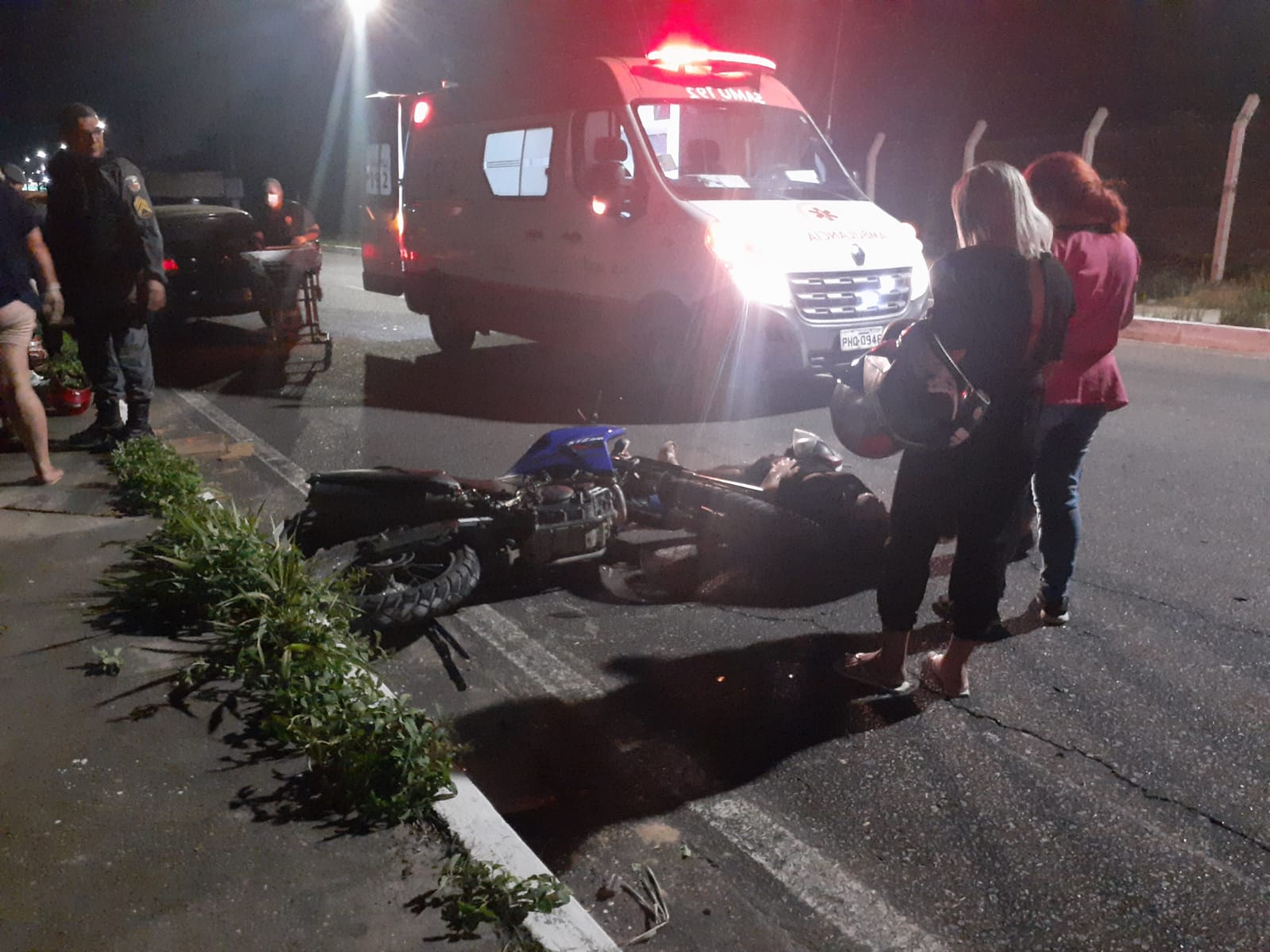 Acidentes de trânsito deixam policiais, motociclistas e pedestre feridos em Manaus
