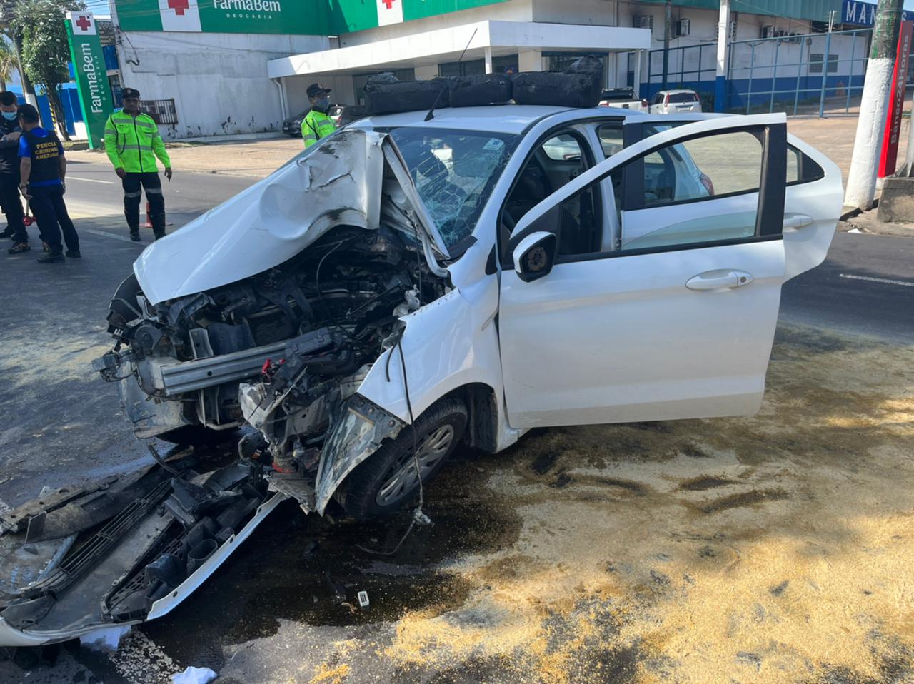 Mulher fica presa às ferragens de carro após acidente de trânsito em Manaus