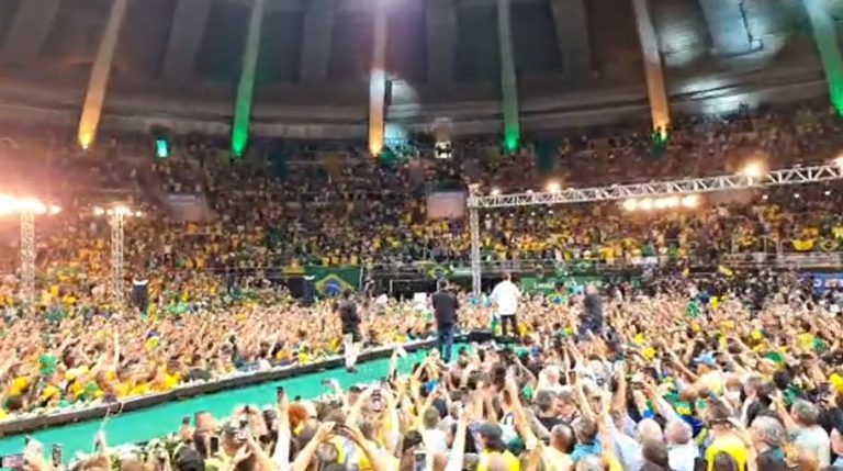 Vídeo de estádio lotado entoando 'Sou Bolsonaro' é da Festa do