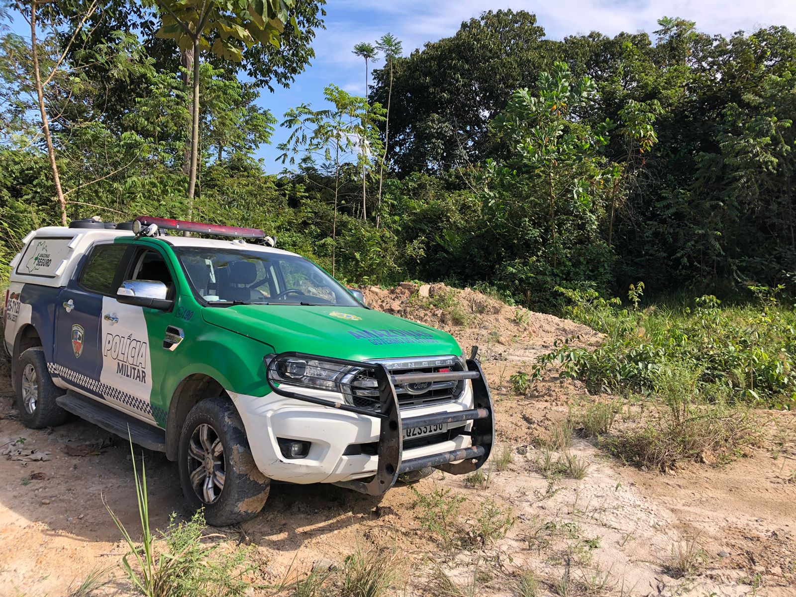Homem é morto com 18 facadas e jogado em ramal com mãos amarradas em Manaus