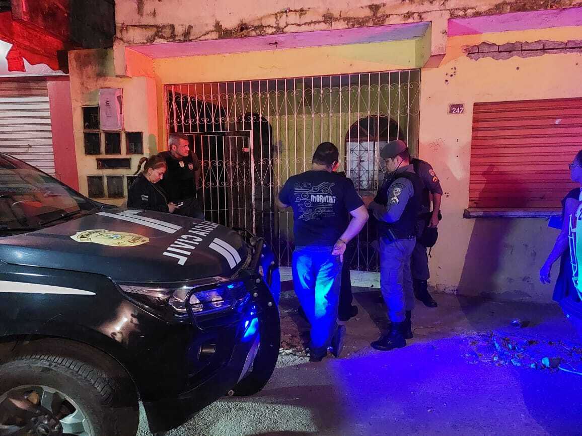 Homem é executado com 14 tiros na frente da família em Manaus