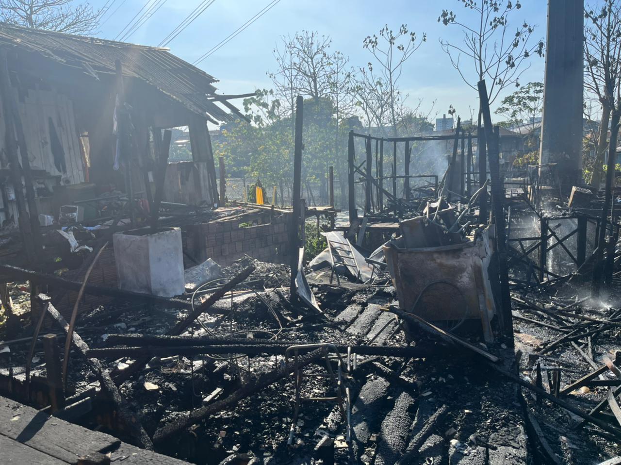 Incêndio destruiu 16 casas e afetou 13 famílias no São Jorge