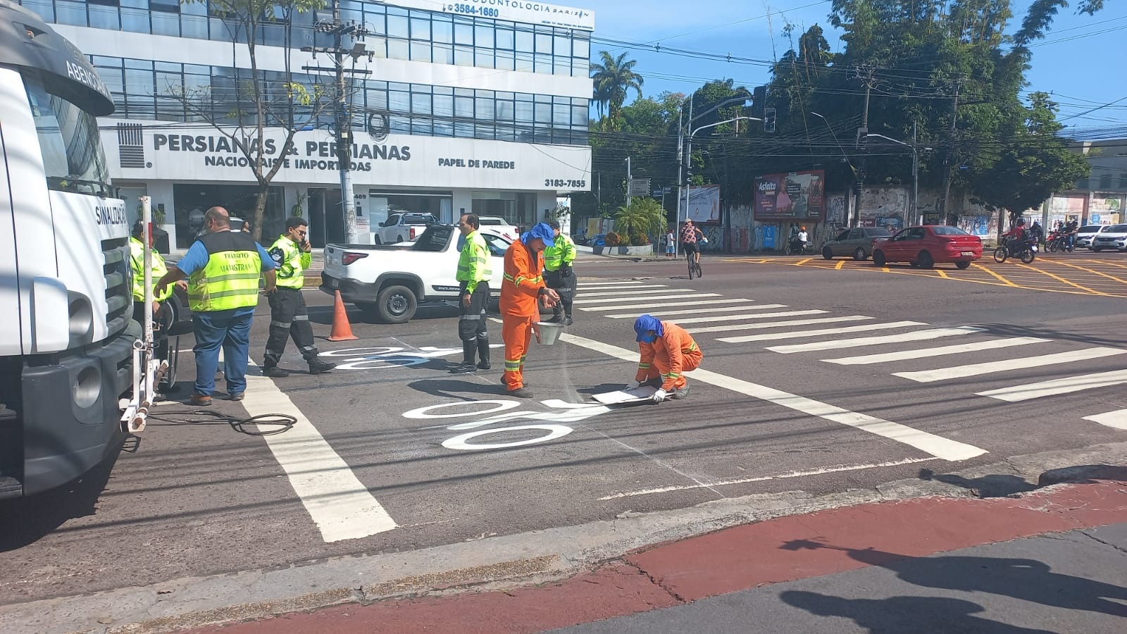 Prefeitura implanta área exclusiva para motociclistas e ciclistas próximo a semáforo em Manaus