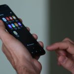 Smartphone, celular, em uso.