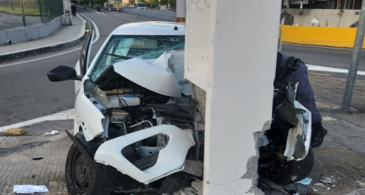 Mulher perde dedos da mão após colidir contra poste em avenida de Manaus