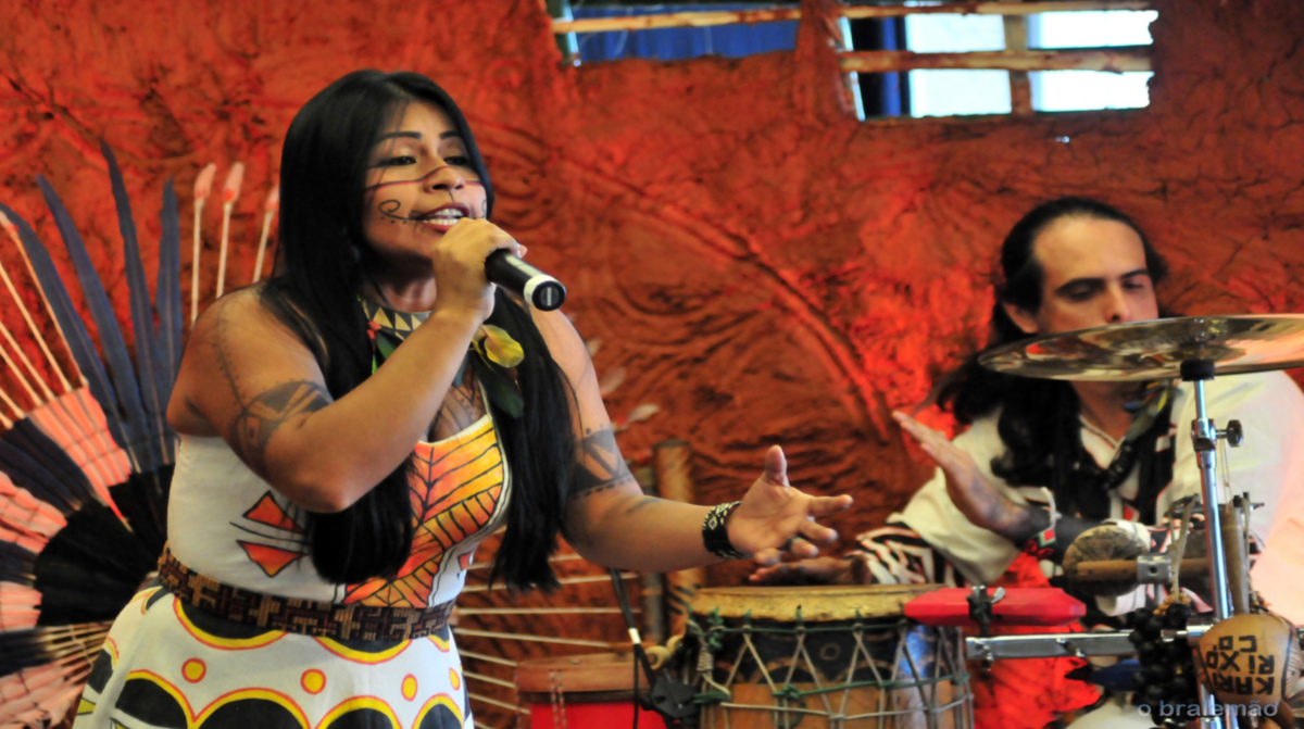 Espetáculo da cantora Djuena Tikuna é realizado no Teatro Amazonas