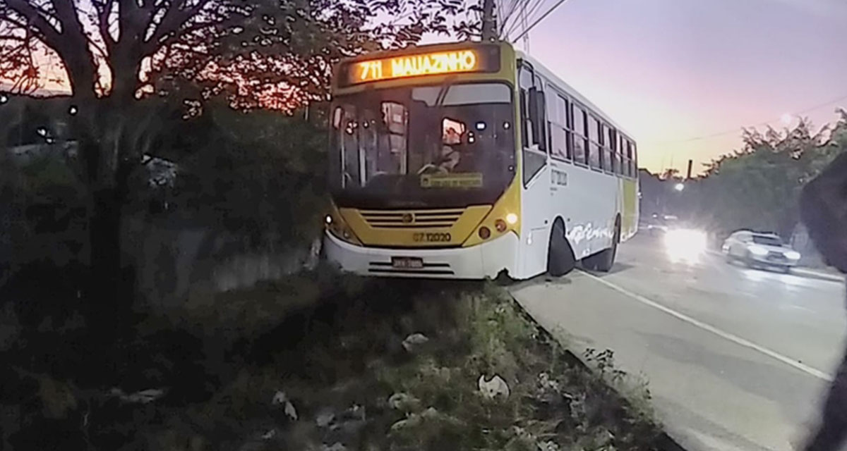 Barra de direção quebra e ônibus quase despenca de barranco em Manaus